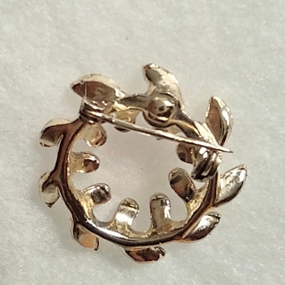 Circle of Leaves Brooch w/ Aurora Borealis Stones & Pearl - Picture 5 of 10